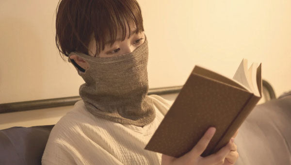 シルクの力でお肌・のど・首の潤いを守る。おやすみマスク