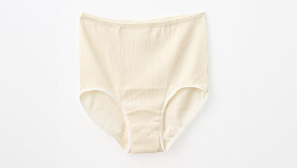 暖かくなる季節に。汗悩みを救う、シルク100%リブショーツ