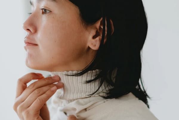 首元を、冷え・乾燥・紫外線から守る。シルクネックカバー