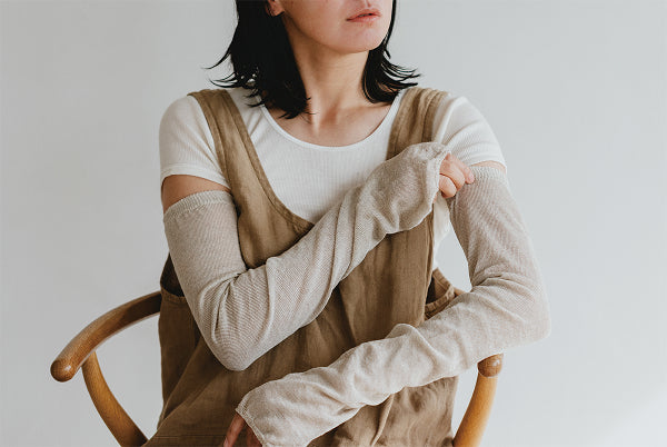 冷えや紫外線対策に。リネン&シルク 指あきアームカバー