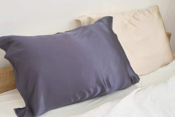 眠っている間も、シルクが肌と髪をやさしく守る。シルクまくらカバー