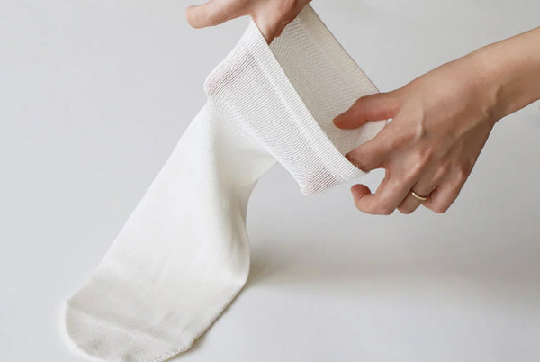 薄手で汗ムレを防ぐ。素足が増える時期のかかとケアにも。シルク100%靴下