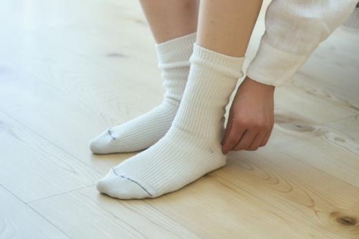 ふんわりやわらか。毎日の定番にしたくなる「シルクノイル靴下」が新登場。