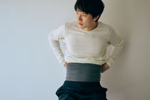 とにかく、しっかりあたたかい。
みっちり編みの生地で、底冷えする日や、冬のアウトドア時の「相棒」に。