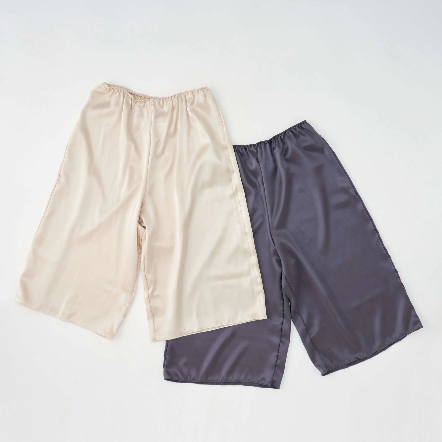 優雅に纏う、贅沢シルクの上下セット(ドレープキャミソール+ペチコートパンツ)*