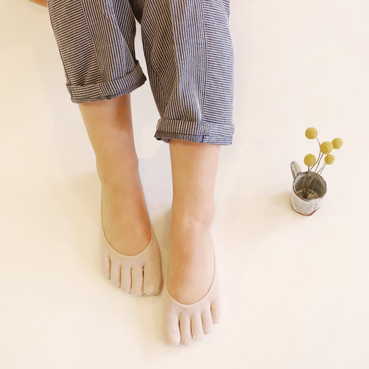 パンプスやスニーカーとも合わせやすい冷えとり靴下＊5本指を仕込んで春夏も快適な足先で。