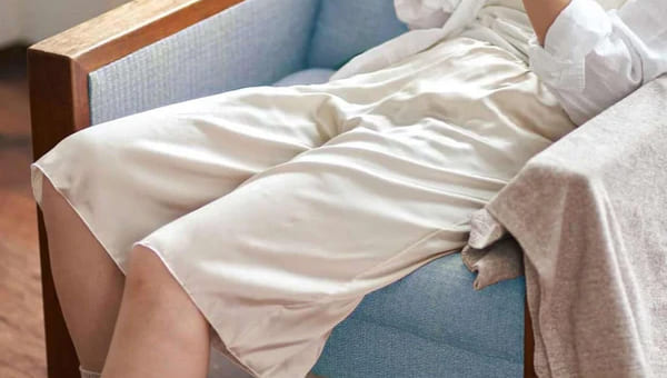 リラックスタイムやインナーに。シルクペチコートパンツ