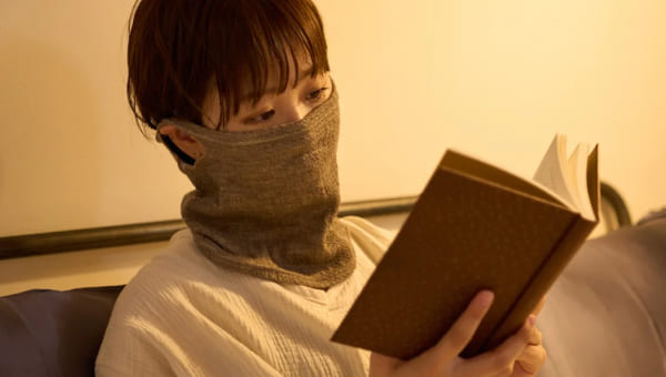 シルクの力でお肌・のど・首の潤いを守る。おやすみマスク