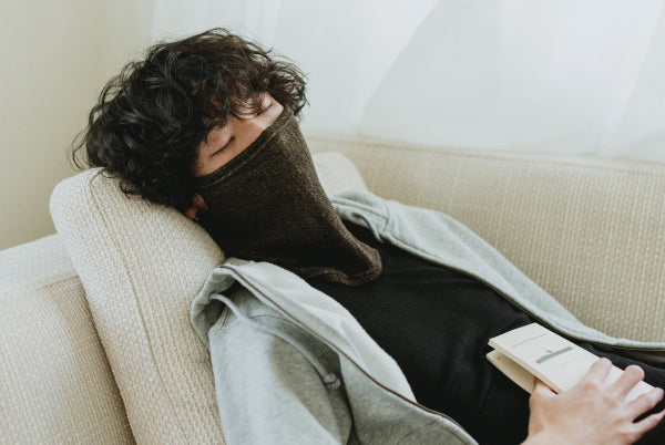 眠っている間も、シルクが肌と乾燥からあなたを守る。絹包〈きぐるみ〉おやすみマスク