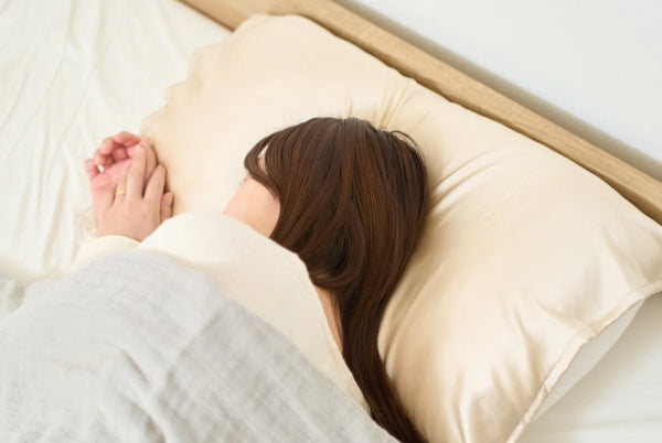気持ち良いシルクに包まれて、平日の睡眠の質を上げる。選べるスリープセット