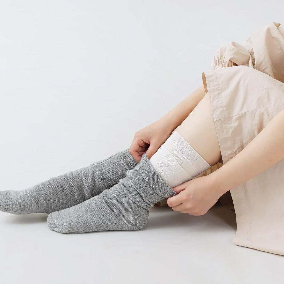 冷えとり靴下を重ね履きする様子